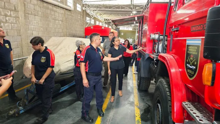 La ministra de Seguridad visitó los cuarteles de Bomberos de Villa de Merlo y Papagayos