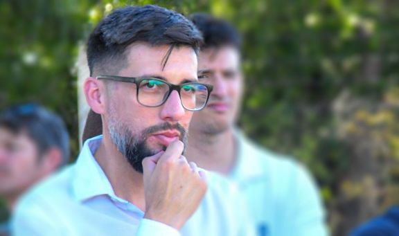 El intendente interino que dice no tener tiempo, pero gobierna entre chicanas, silencios y fantasías