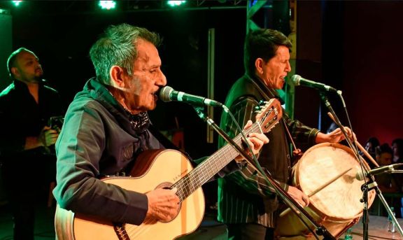 Cuti y Roberto Carabajal llegan a Villa de Merlo