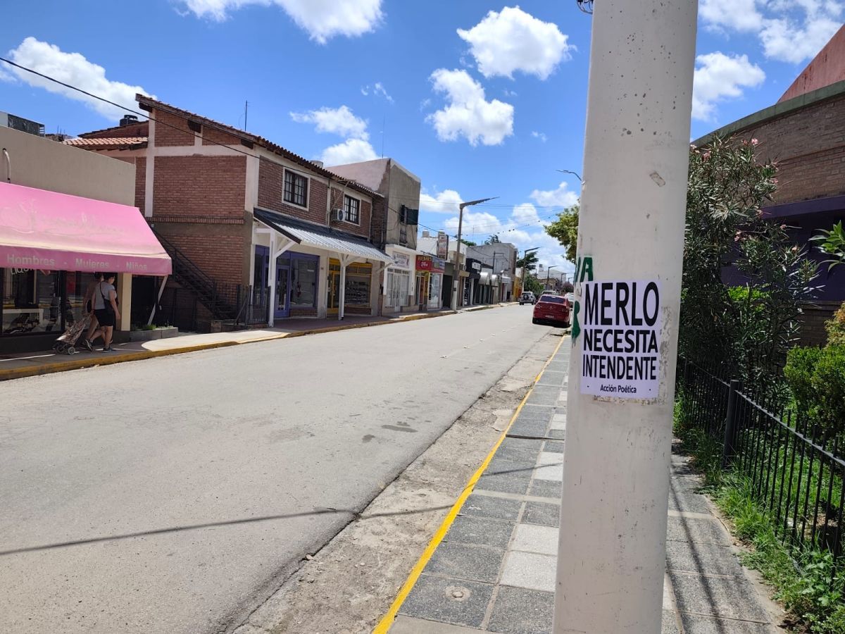 Salen a la caza de los “pega carteles” en Merlo