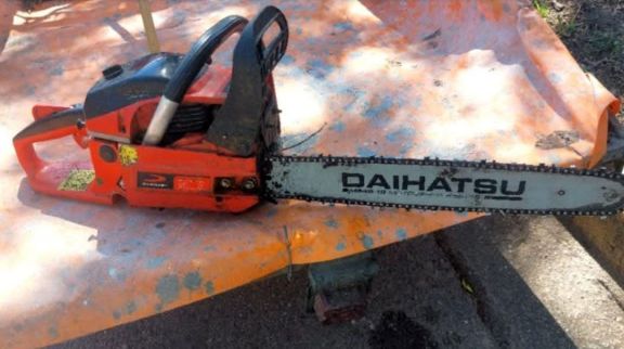 Le robaron la motosierra con la que trabaja y pide ayuda para recuperarla