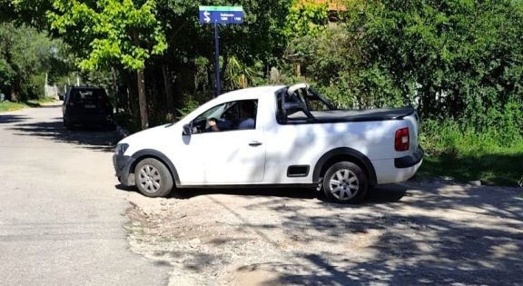 Entre baches y pozos, el desgaste lo paga el vecino