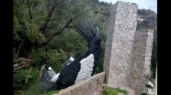 Se cayó nuevamente el cóndor de Potrero de los Funes: los fuertes vientos lo derribaron 