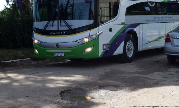 Ni la gira oficial zafó: los baches le dieron la bienvenida a Poggi en Merlo