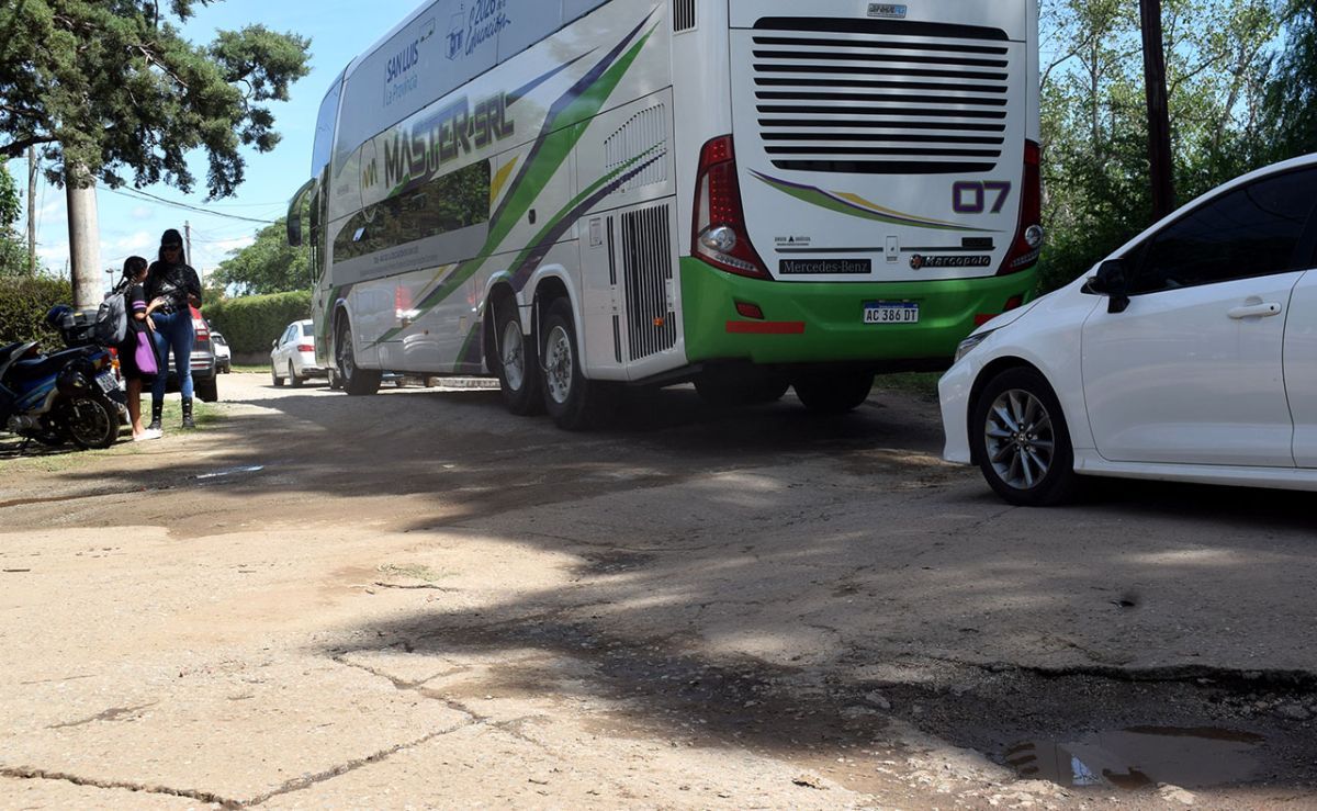 Ni la gira oficial zafó: los baches le dieron la bienvenida a Poggi en Merlo