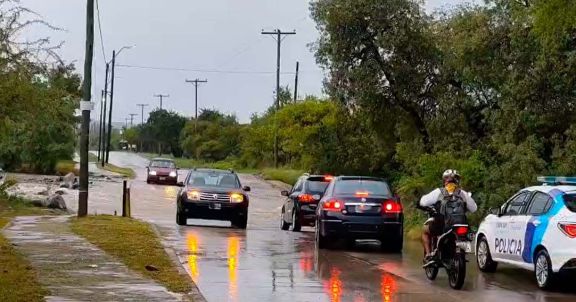 La Policía advierte sobre crecidas de ríos y cortes preventivos tras las intensas lluvias