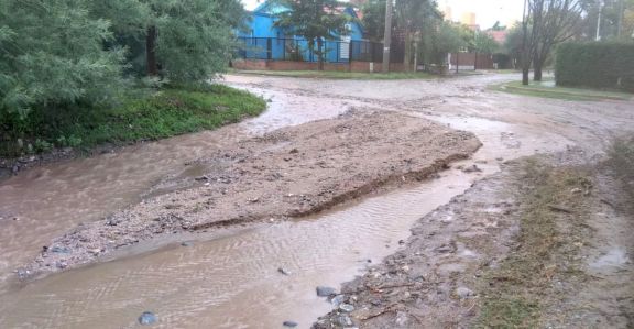 Calles destruidas y barrios complicados para salir: crece el reclamo vecinal en Merlo