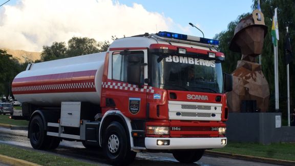 Presentaron a la comunidad el nuevo camión cisterna de los Bomberos Voluntarios de Villa de Merlo