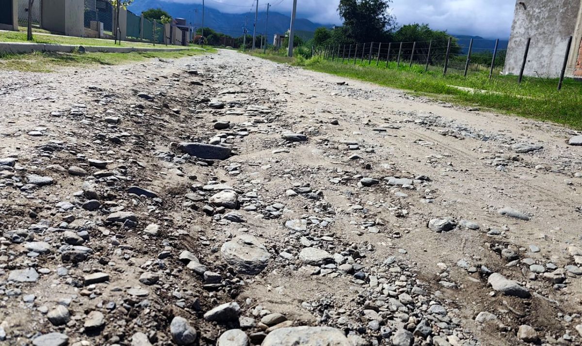 Merlo en modo abandono: vecinos contratan un servicio privado para arreglar calles que el municipio no mantiene