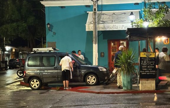 Una camioneta perdió el control y terminó sobre la vereda de un restaurante frente a la plaza de Villa de Merlo
