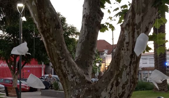 De la memoria a la polémica: retiraron pañuelos de una intervención en plaza Sobremonte