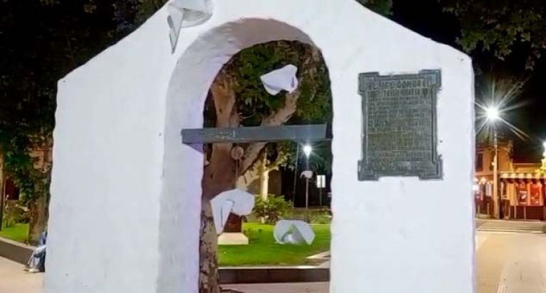 De la memoria a la polémica: retiraron pañuelos de una intervención en plaza Sobremonte