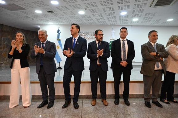 Poggi tomó juramento a nuevos secretarios y ministro en Casa de Gobierno