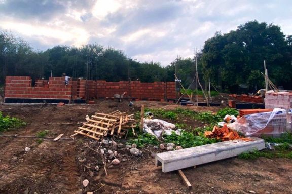 Reclaman revisar bajas de familias de Merlo en el plan de viviendas y denuncian irregularidades