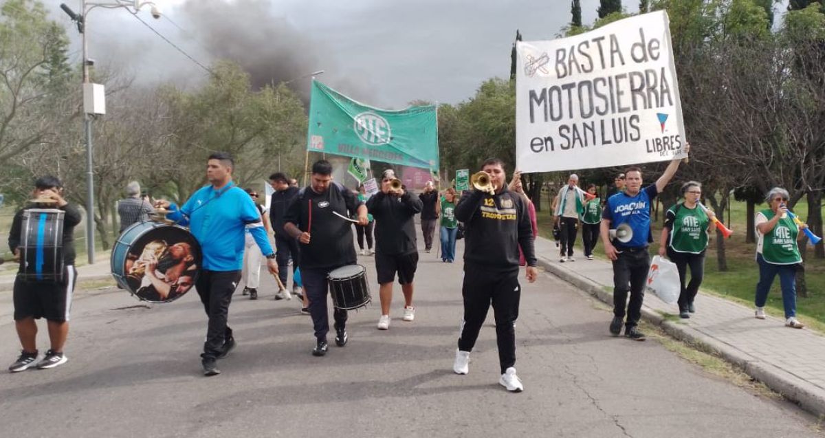 De la protesta por salarios a la represión: estatales fueron atacados por la Policía en San Luis