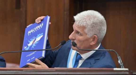 Poggi anunció que ‘Malvinas, El Legado’ será presentado en la Feria Internacional del Libro