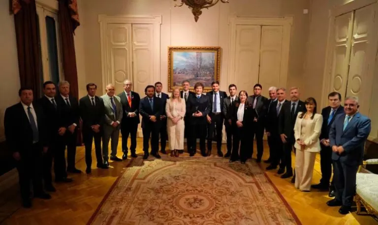 Milei habilita un adelanto millonario a provincias y busca reactivar el Congreso con apoyo de gobernadores Milei habilita un adelanto millonario a provincias y busca reactivar el Congreso con apoyo de gobernadores