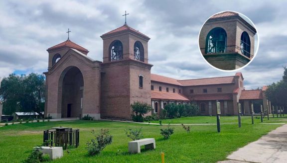 ¿Cuál es el motivo por el cual no suenan las campanas del nuevo templo de Villa de Merlo?