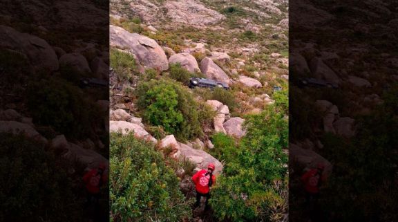 Grave accidente en Altas Cumbres: una camioneta cayó por un barranco y dejó un herido