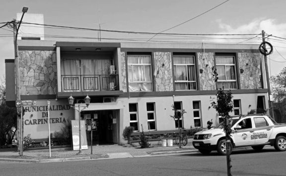 Dos ex funcionarias se disputan el poder en Carpintería