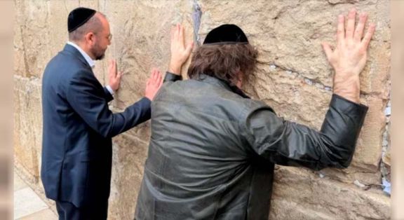 Javier Milei llegó a Israel y visitó el Muro de los Lamentos