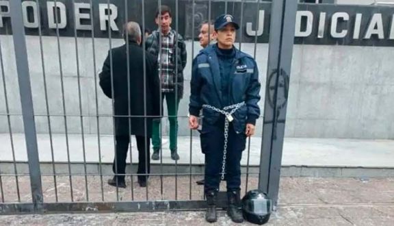 Una agente de Policía se encadenó en el Poder Judicial para pedir la libertad de su esposo