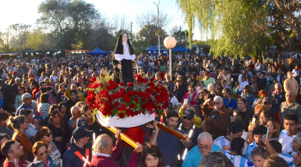 Fuerte demanda de puestos para la festividad de Santa Rita en Las Lomitas