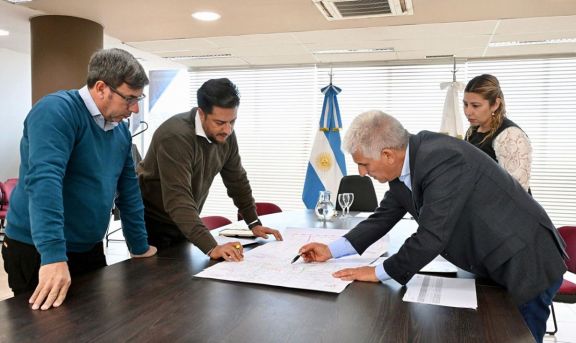 Poggi rubricó cuatro decretos para impulsar más obras públicas viales