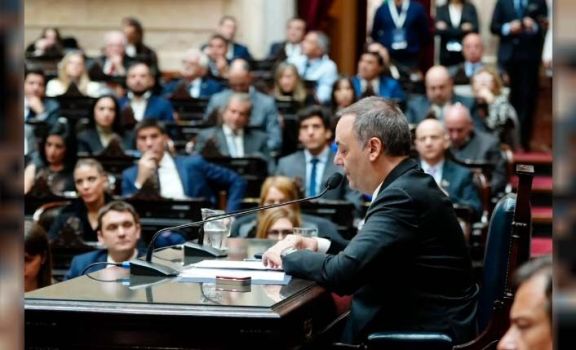 Adorni descarta renunciar y ratifica su continuidad: “Estoy acá dando la cara”