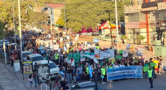 “La universidad pública se defiende”: Merlo marchó contra el ajuste y reclamó la aplicación de la Ley de Financiamiento Universitario