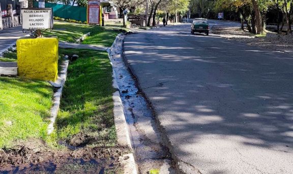 Municipio ausente: vecinos alertan por el peligro vial que genera el agua cruda que invade Avenida de los Césares