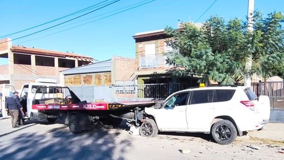 Una camioneta chocó violentamente contra la parte trasera de una grúa estacionada