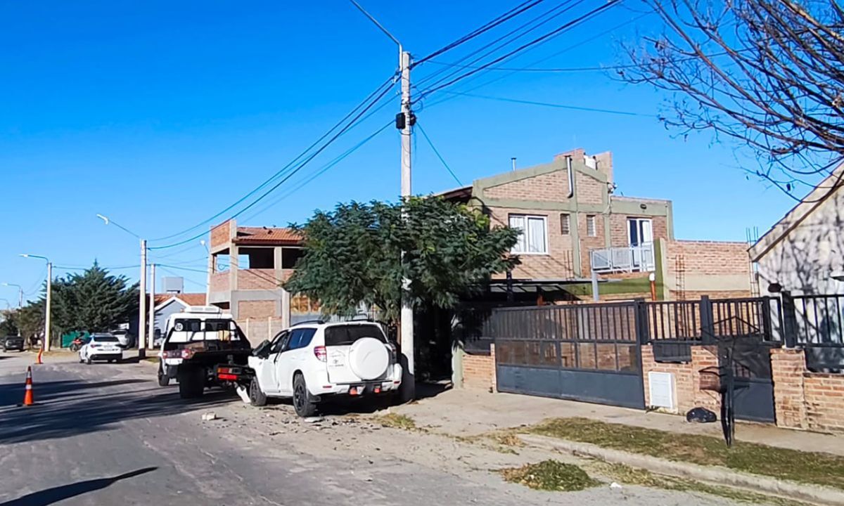 Una camioneta chocó violentamente contra la parte trasera de una grúa estacionada