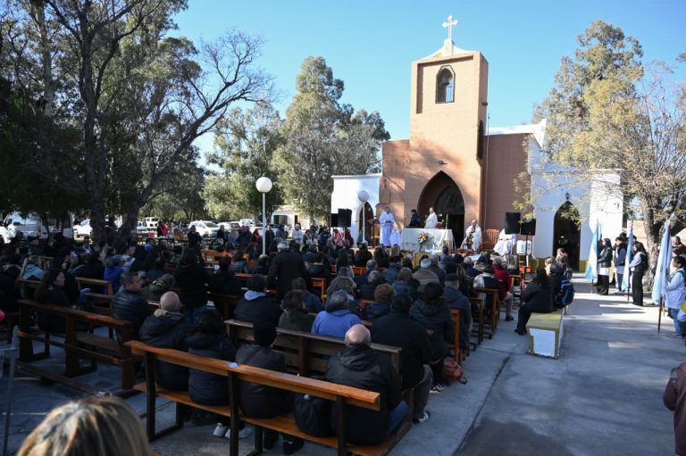 El gobernador Claudio Poggi acompañó la celebración de Santa Rita de Casia en La Lomita