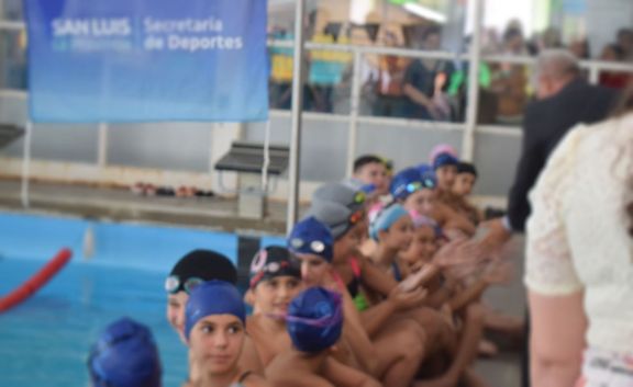 El Plan Provincial de Natación mostró su evolución en clases abiertas ante las familias