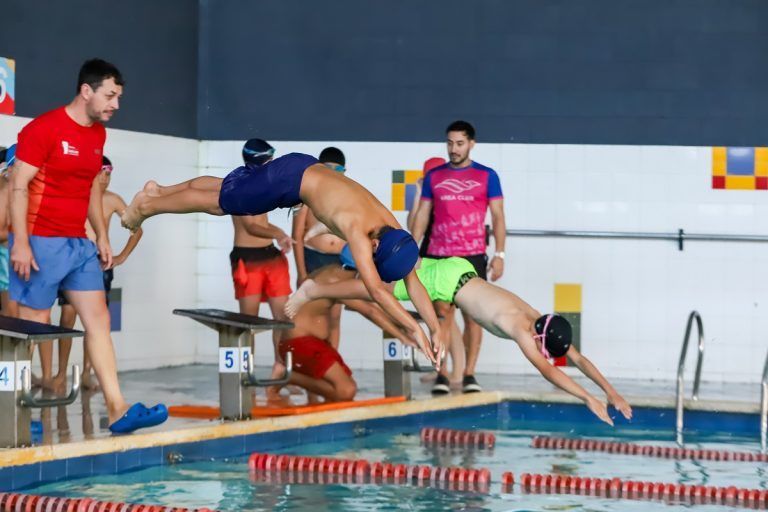 El Plan Provincial de Natación mostró su evolución en clases abiertas ante las familias