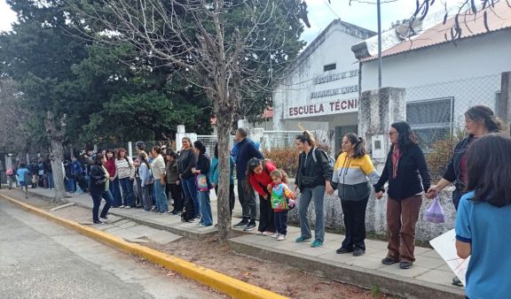 La comunidad educativa de Cortaderas realizó un abrazo simbólico y ratificó sus reclamos