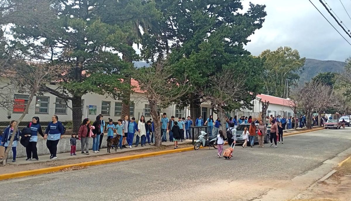 La comunidad educativa de Cortaderas realizó un abrazo simbólico y ratificó sus reclamos