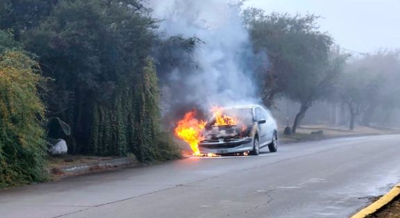 Se incendió un automóvil en la avenida “Pepe” Mercau y sufrió daños casi totales