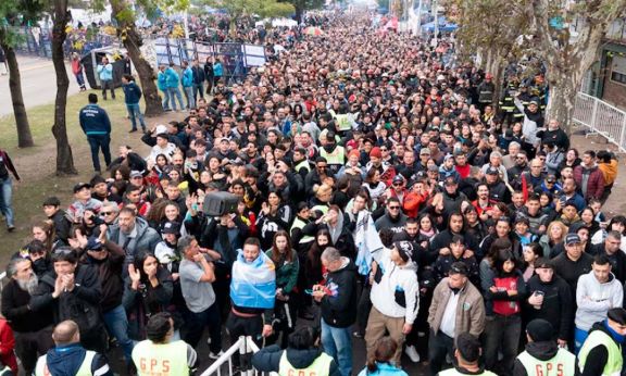 Una marea humana le da el último adiós al Indio Solari en Avellaneda