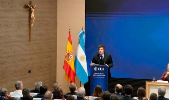 Milei dice que cree en la honestidad de Adorni, pero si la Justicia lo considera culpable lo "eyecta"