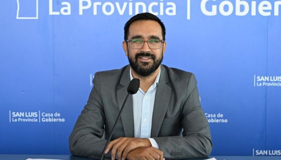 Álvarez Pinto atribuyó la crisis turística al contexto nacional y acusó a la oposición de "dañar el destino"