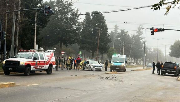 Choque entre un patrullero y una camioneta en un transitado cruce de Villa de Merlo