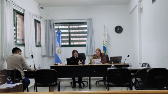 Elevan a juicio a una ex policía acusada de intentar extorsionar a una familia