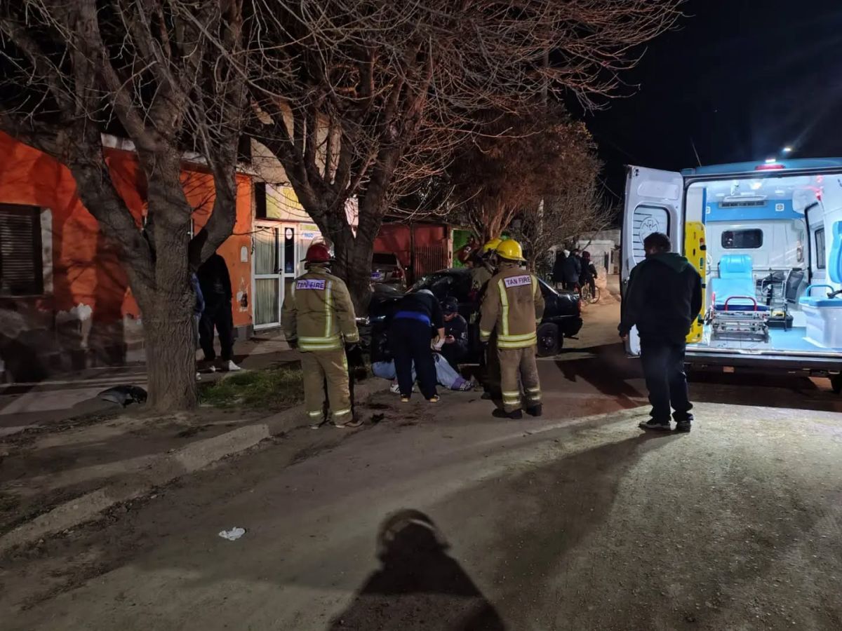 Cuatro personas resultaron heridas tras un fuerte choque contra un árbol en Tilisarao