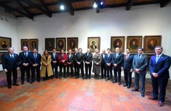 Milei reunió a 12 gobernadores en Tucumán y Poggi se ausentó de la foto política