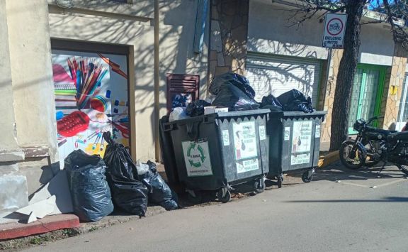 Dos camiones fuera de servicio y un problema que se acumula en las calles de Merlo