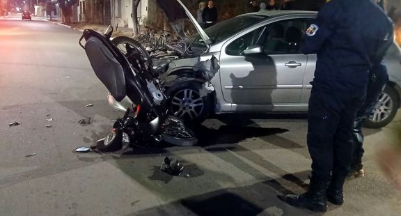 Choque entre una moto y un auto dejó dos jóvenes heridas en Santa Rosa del Conlara