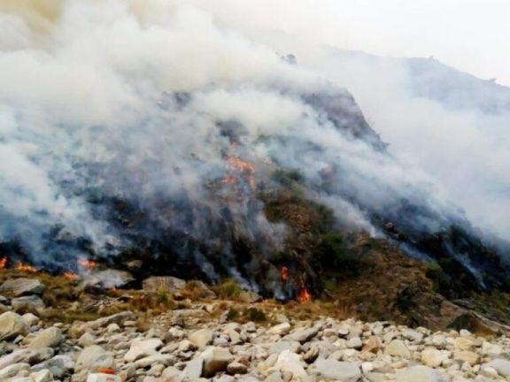 Estancia Grande: el incendio sigue activo y hubo familias evacuadas