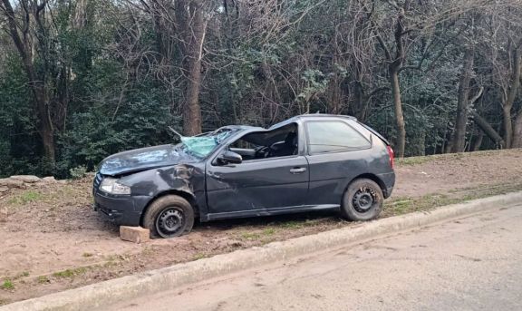 Un conductor de 18 años sufrió heridas tras volcar con su auto en Merlo